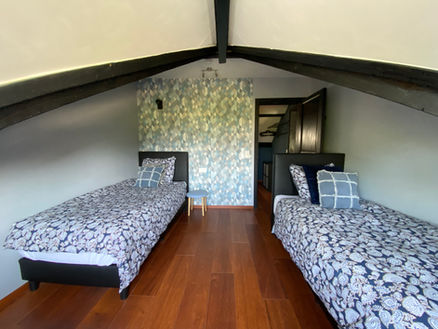 Tweepersoonskamer met privébadkamer en airconditioning in Gîte Le Chasselet