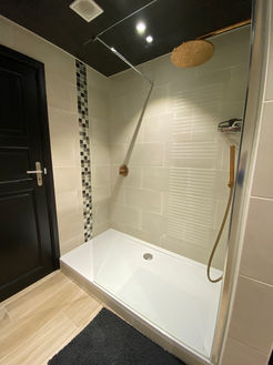 Privébadkamer en airconditioning in Gîte Le Chasselet