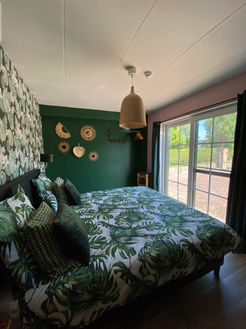 Tweepersoonskamer met privébadkamer en airconditioning in Gîte Le Chasselet
