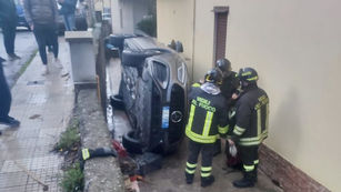 SANTA LUCIA DEL MELA, AUTOMOBILE SI RIBALTA IN CENTRO