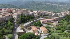 ROCCAVALDINA, IL NUOVO PLESSO SCOLASTICO INNESCA IL DIBATTITO