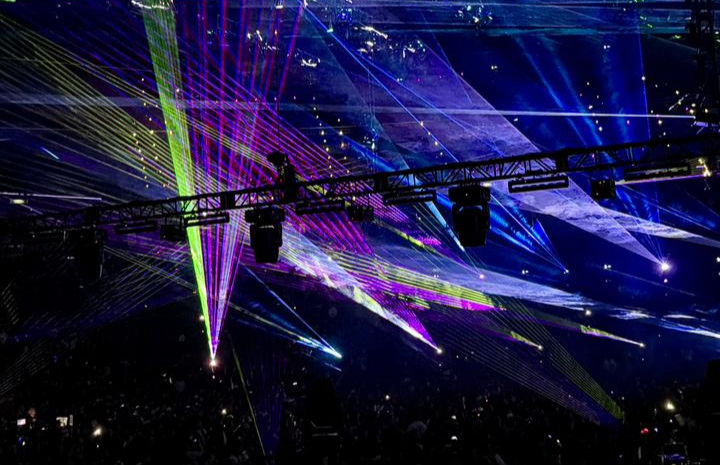 El palacio de los deportes convertido en una gran pista de baile.