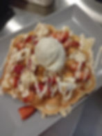 Erdbeeren + Kugel Eis + weisse Schokosoße + Haselnusskrokant