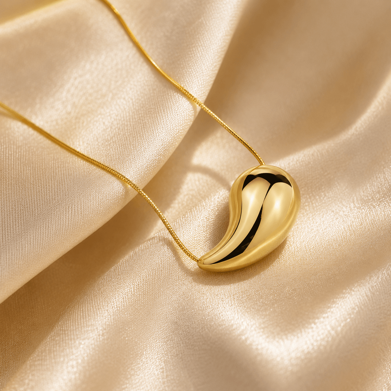The Élan Droplet Necklace