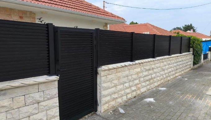 פרגולת אלומיניום וסככות הצללה — גגונים לחניה, סככות לכניסה והצללה למרפסת, אלומיניום ללא תחזוקה. מחיר והתקנה. הצעת מחיר חינם.