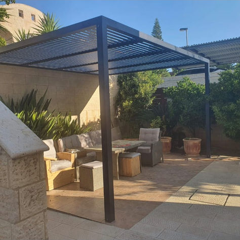 פתרונות הצללה והגנה לעמדות טעינה – גגות מברזל בעיצוב אישי לתנאי חוץ