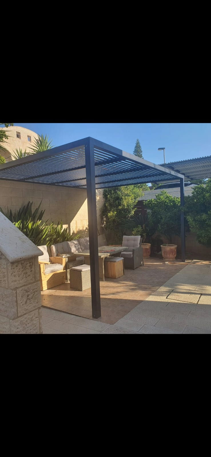 פתרונות הצללה והגנה לעמדות טעינה – גגות מברזל בעיצוב אישי לתנאי חוץ