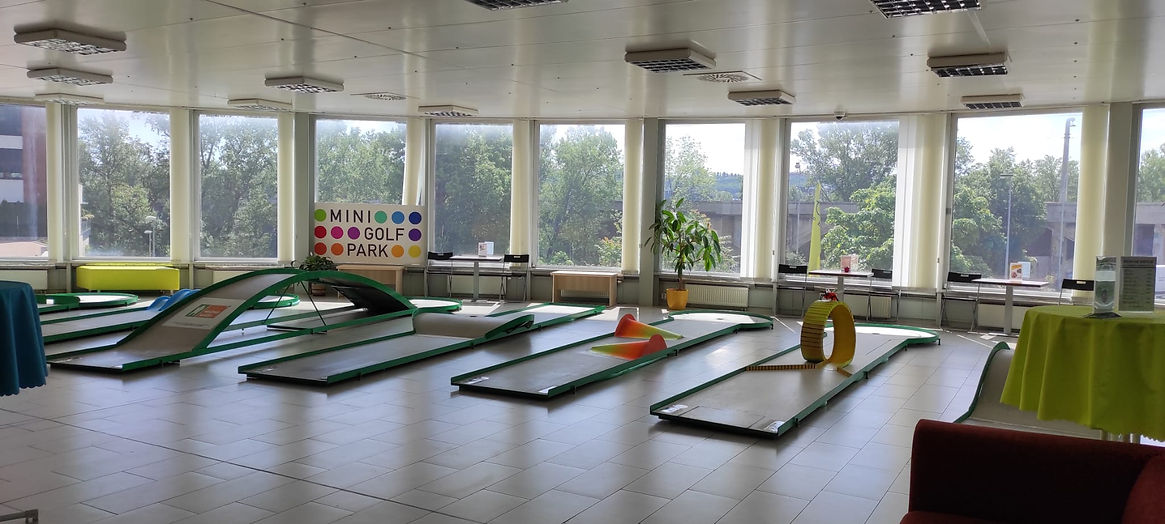 Pohled na dráhy Minigolf Park Maniny