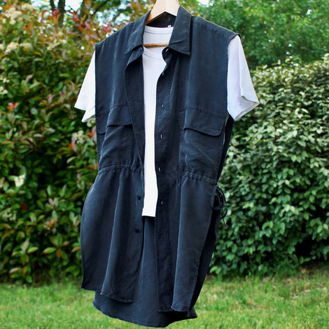 La chemise en soie nouée