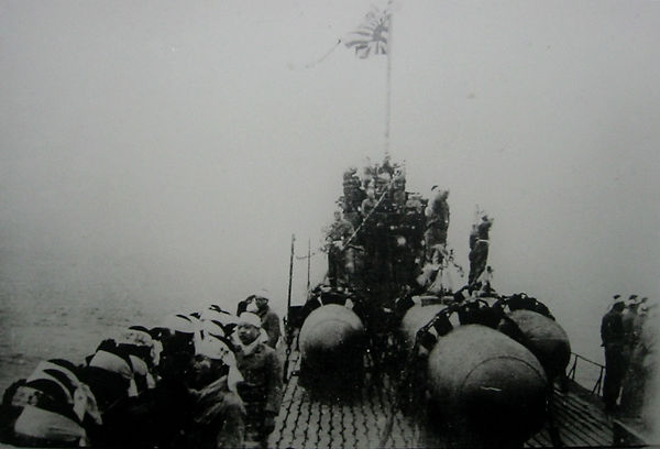 KaitenMission潜水艦の甲板上に搭載された回天.jpg