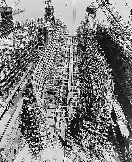 Liberty_ship_construction_03_keel_plates