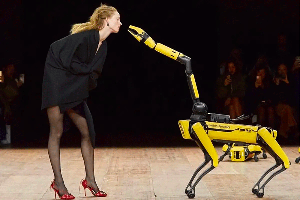 Coperni-fall-2023.gif