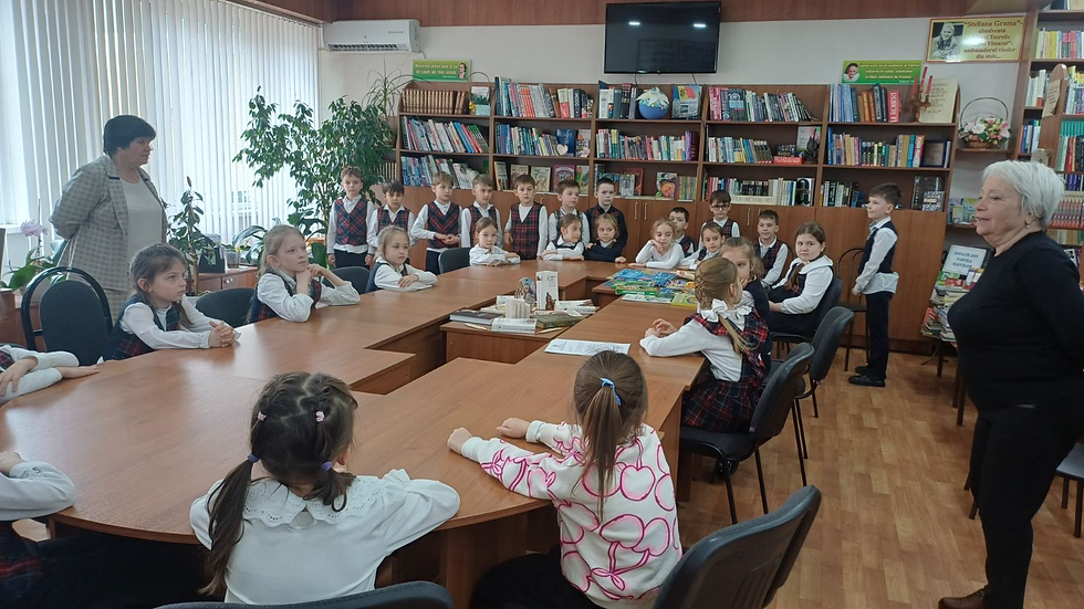 Clasa I-a „A”, alături de doamna dirigintă Buruiană Maria, la lecția de inițiere în bibliologie – tema „Istoria cărții”, desfășurată în biblioteca liceului.