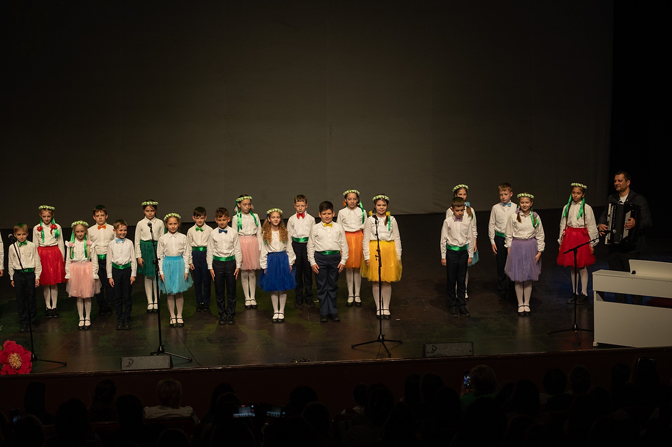 Ansamblul vocal clasa III-a C – Ala Bala portocala, Copilaria mea. Învățătoare Adriana Patrașco. Acordeon: Sandu Gheorghe
