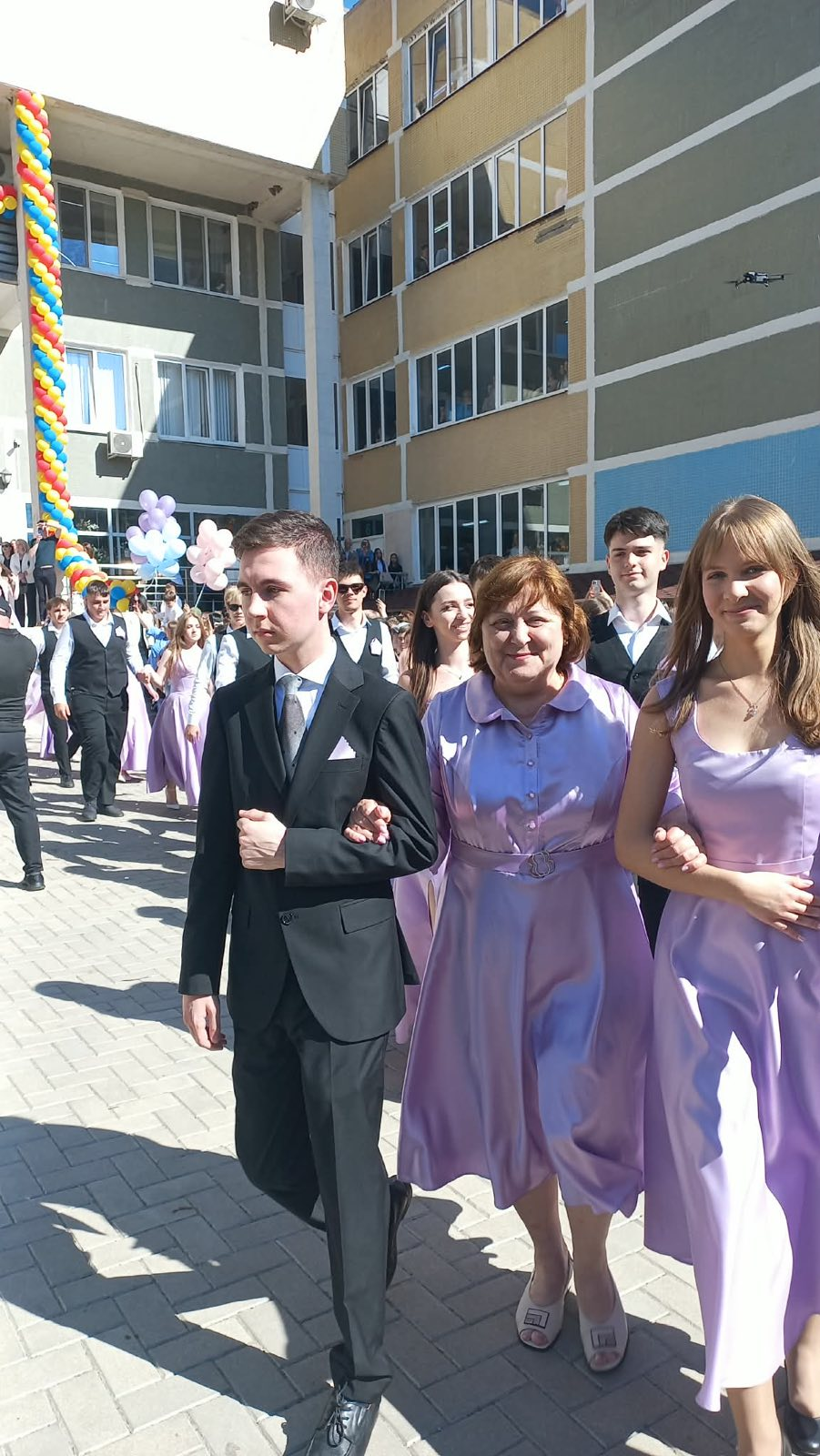 Absolvenții clasei a XII-a „B” și doamna dirigintă Elena Balica