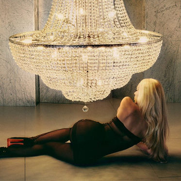 BAD GYAL INAUGURA SU NUEVA ERA CON EL LANZAMIENTO DE ‘MÁS CARA’ 