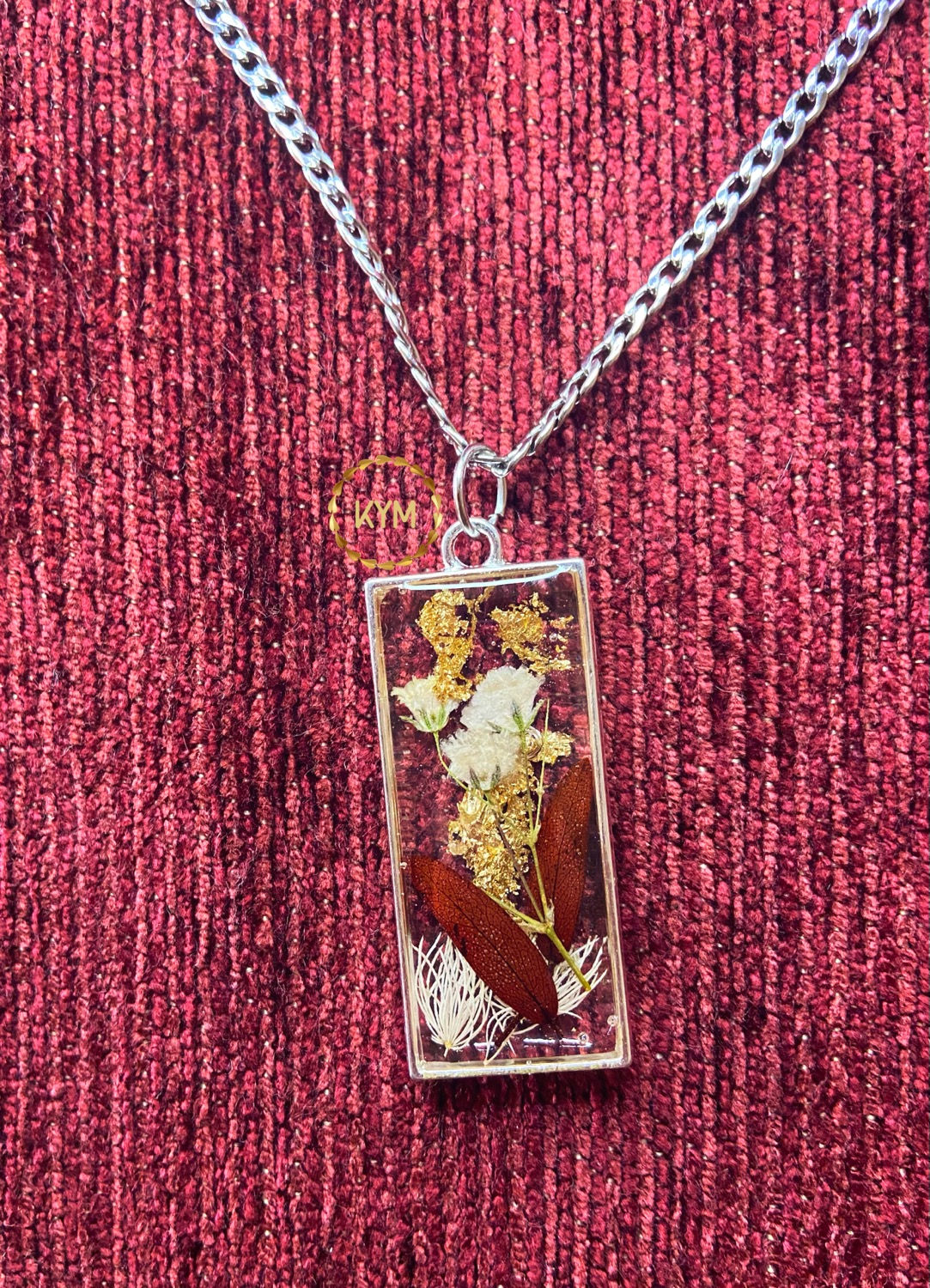 Collar rectangular con flores encapsuladas