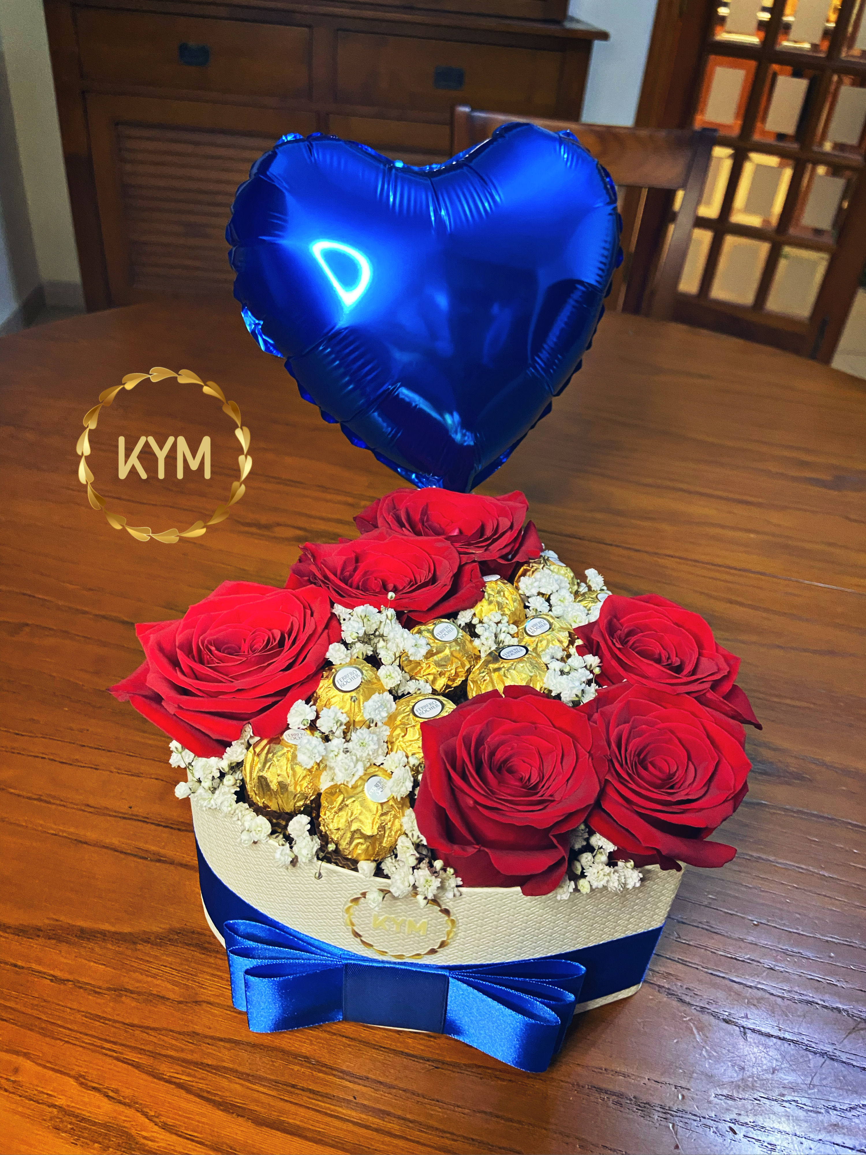 Arreglo de rosas con bombones y globo 