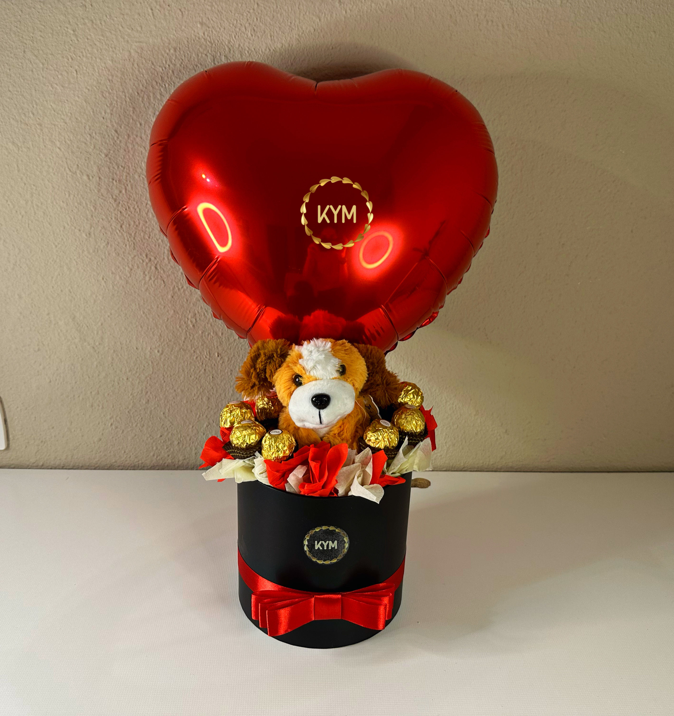 Arreglo cilindrico con peluche y bombones