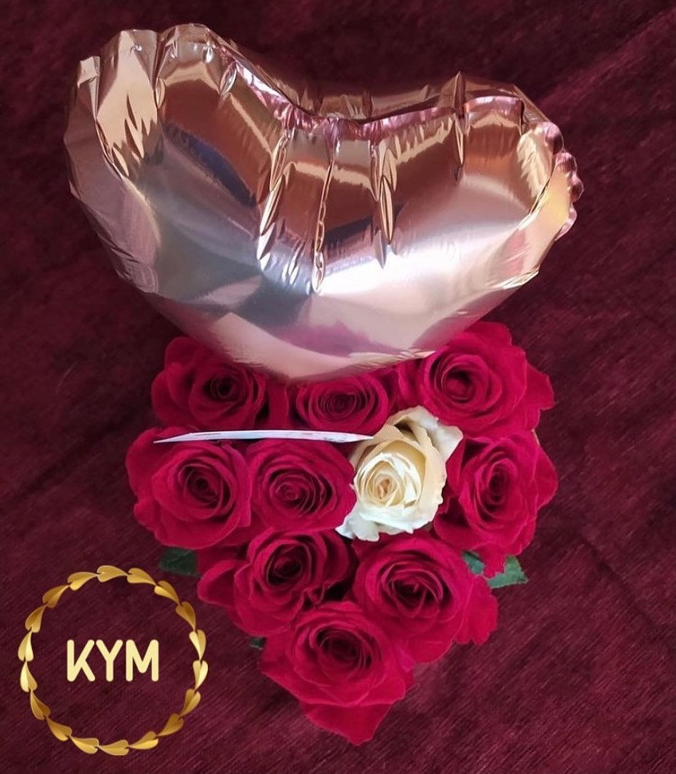 Miniatura: Arreglo de rosas y globo