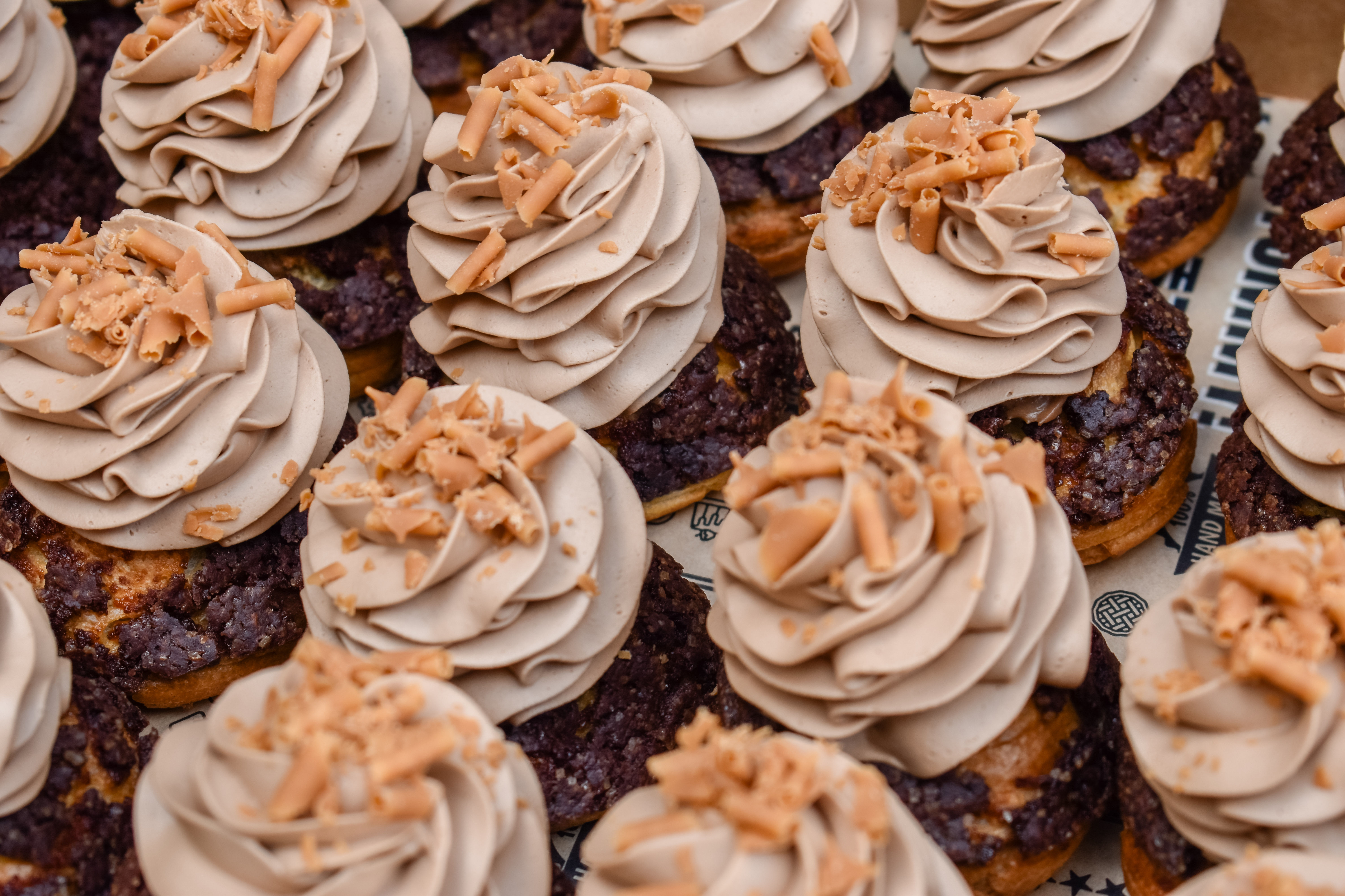 פחזניות מיוחדות שוקולד חלב וקרמל