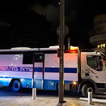 לא רוצים שוטרים בהבימה 