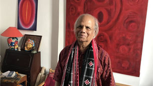 Prafulla Mohanty sorridente nel suo studio