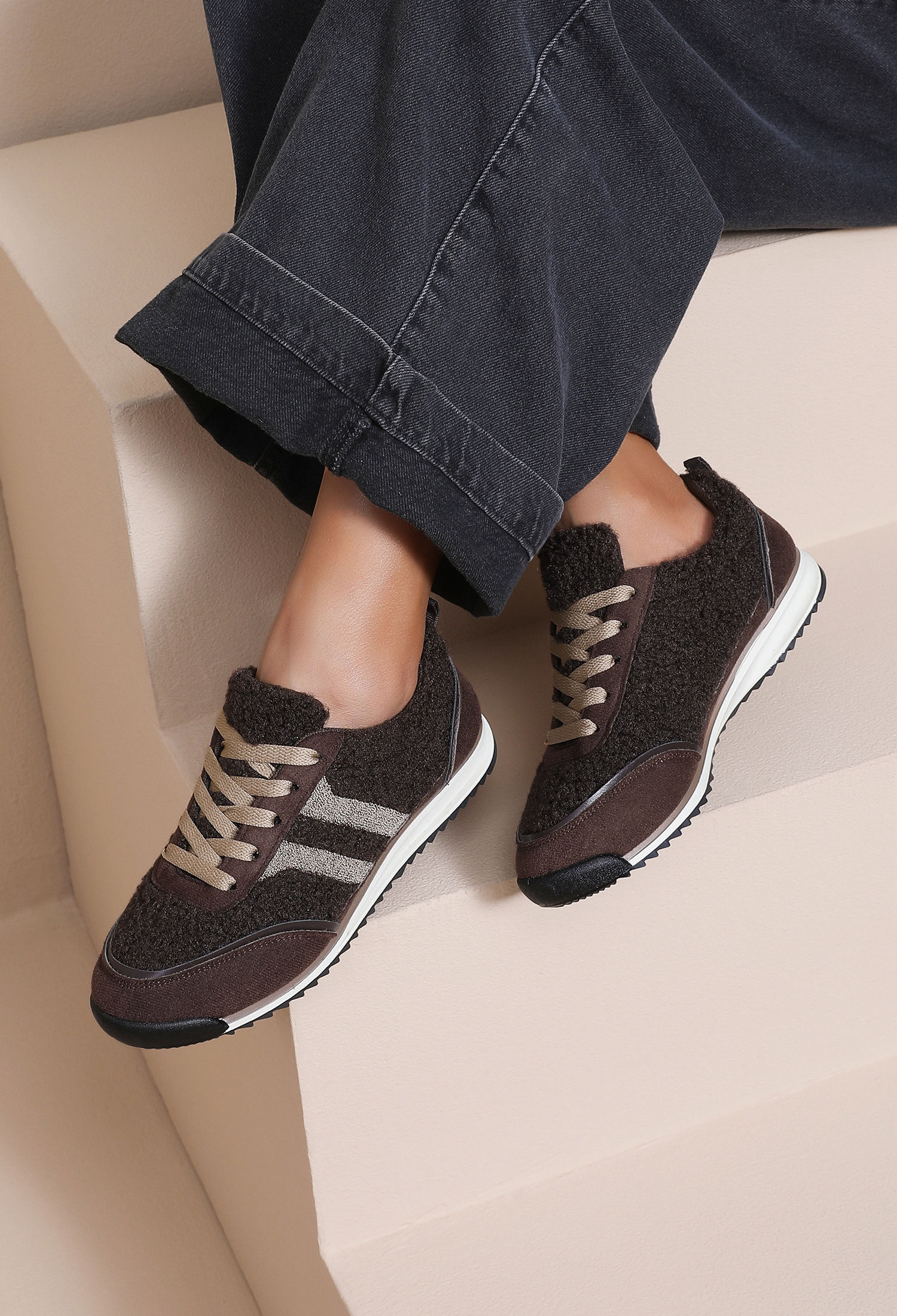 Knappe donkerbruine sneakers
