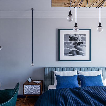 3Д интериорна визуализация на спалня с тапицерия и сини завивки