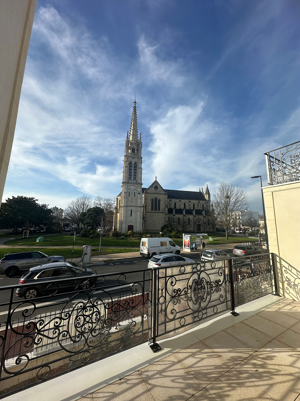 Terrasse privative d'une chambre Chez Jeannette avec vue sur l'église de Caudéran