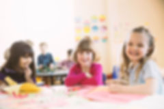 Souriant jeunes filles assis à table en