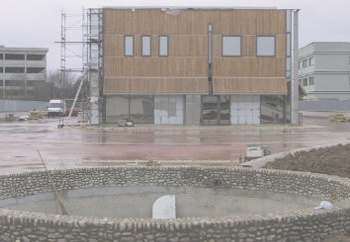 facciata di uno stabilimento industriale, Fassade einer Industrieanlage, facade of an industrial plant, facciata in costruzione, facade under construction, Fassade im Bau, Il pensiero architettonico di quiete: la facciata dello stabilimento il DELFINO a Pescara dove la pioggia rende vaghe le forme del costruito e i tutti materiali della composizione sono delicatamente riconoscibili, The architectural thought of quiet: the facade of the DELFINO factory in Pescara where the rain makes the shapes of the building vague and all the materials of the composition are delicately recognizable, Der architektonische Gedanke der Stille: die Fassade der DELFINO-Fabrik in Pescara, wo der Regen die Formen des Gebäudes verwischt und alle Materialien der Komposition zart erkennbar sind