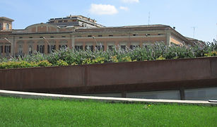 foto di dettaglio del tetto giardino della sala espositiva ipogea, Detailfoto des Dachgartens der unterirdischen Ausstellungshalle, Detail photo of the roof garden of the underground exhibition hall
