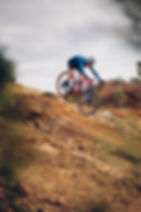 רוכב שטח על URTA SLR קופץ בירידה