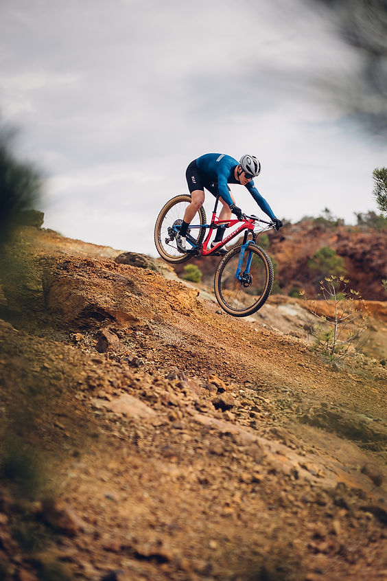 רוכב שטח על URTA SLR קופץ בירידה