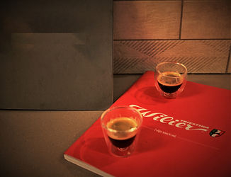 כוסות אספרסו על רקע ספר wilier