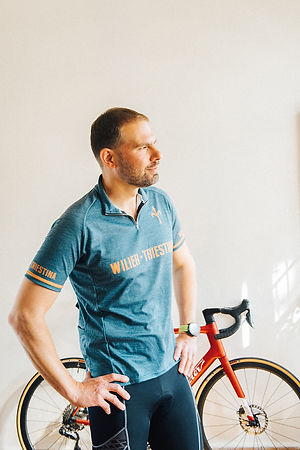 גבר לובש חולצת Wilier MAJA על רקע אופניים