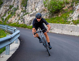 רוכב אופני כביש רוכב בירידה על filante