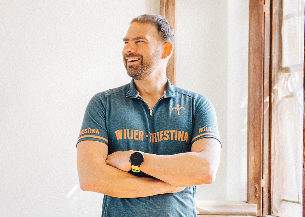 גבר לובש חולצת רכיבה Wilier MAJA