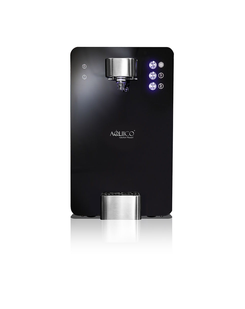 Schwarzer Wasserspender der Marke „Aquico“ mit modernem Hochglanz-Design. Oben mittig ein silberner Wasserauslass, darunter ein beleuchteter Glasabfüllbereich mit Abtropfgitter aus Edelstahl. Rechts befinden sich vier beleuchtete Bedientasten, die verschiedene Wasseroptionen symbolisieren (z. B. still, medium, classic, gekühlt). Unten ist das Aquico-Logo mit dem Slogan „natürlich Wasser“ sichtbar. Das Gerät steht vor weißem Hintergrund und reflektiert leicht auf der Fläche.