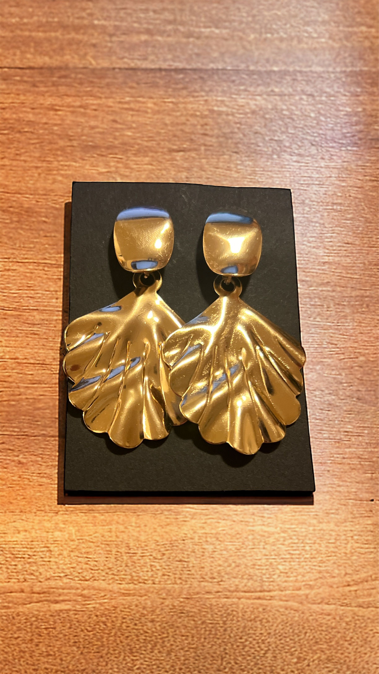 Aretes dorados con colgante de hoja