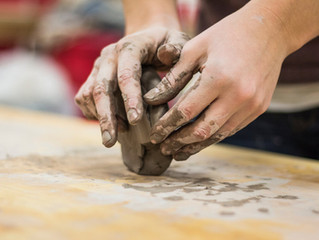 How does art therapy work with trauma?