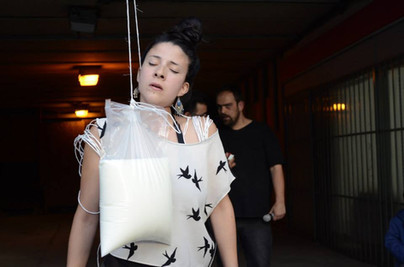 Lala Nomada/ Guadalupe Aldrete
Performance duration 20 min.
Festival Internacional de Performance EXTRA!!
Glorieta de Insurgentes. Mexico City, 2013
Pic by J. Lima