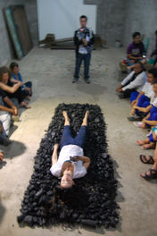 Lala Nomada/ Guadalupe Aldrete
S./T. – Cuarenta. Duration: 20 min. At Dugtungan Festival. Santiago, Philippines, 2015. Pic. P. Chong.