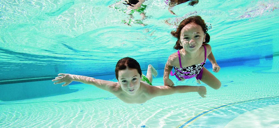 A natação é uma atividade completa e extremamente benéfica para o desenvolvimento infantil. No entanto, o contato frequente com o cloro exige cuidados especiais, especialmente em crianças com dermatite atópica.