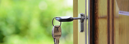 KEY IN LOCK OF DOOR IMAGE
