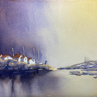 Västkustby. En sista skyddad hamn innan det stora havet. Kvällsljus från höger. Kanske det är vinter.