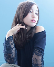 髪に優しいグレーアッシュのセミロング