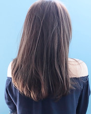 艶を保ったセミロングヘア
