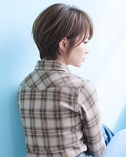 顔効果抜群のナチュラルショート、後ろから見たスタイル